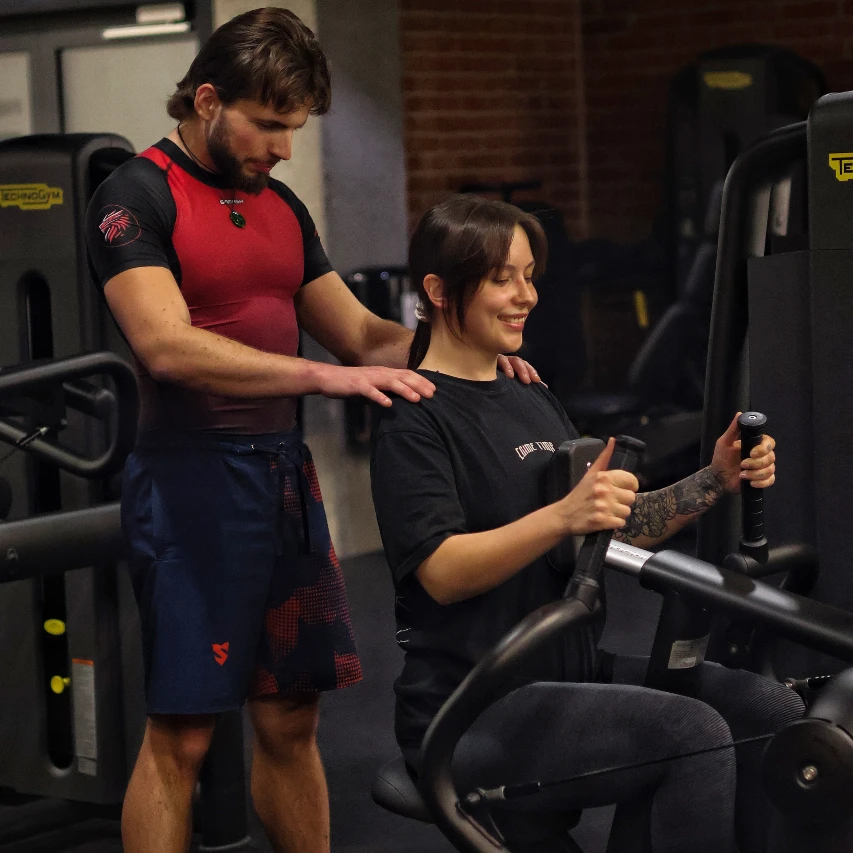 Holistyczny Trener Personalny Karol Domański pomoże Ci zbudować masę mięśniową.