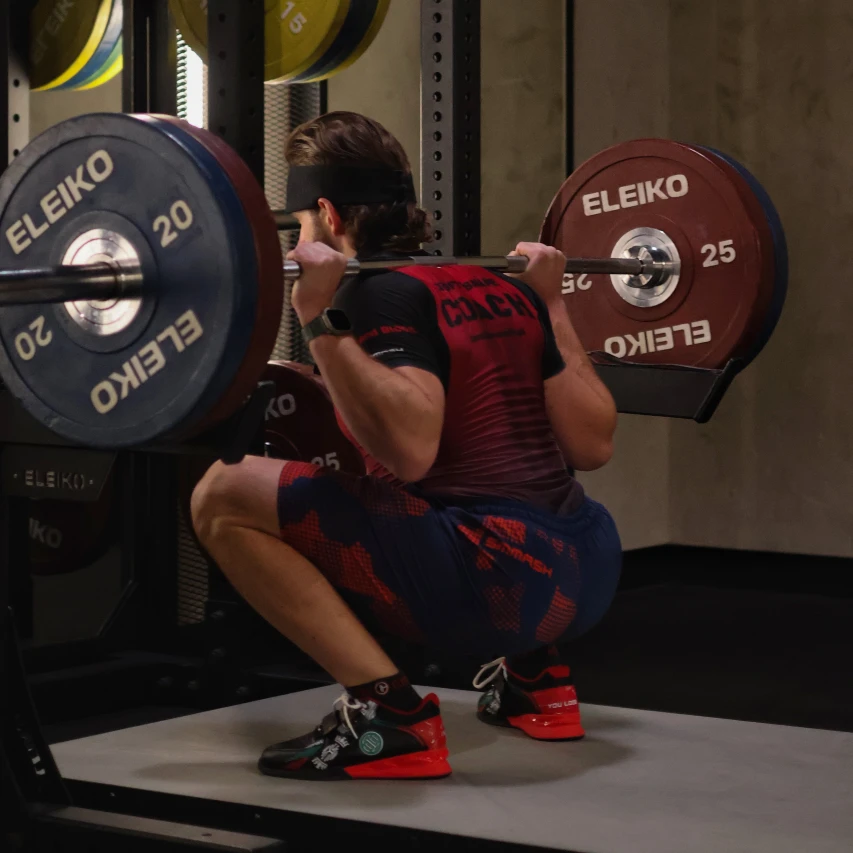 Holistyczny Trener Personalny Karol Domański trenuje dwubój siłowy i uwielbia rwanie sztangi (snatch).