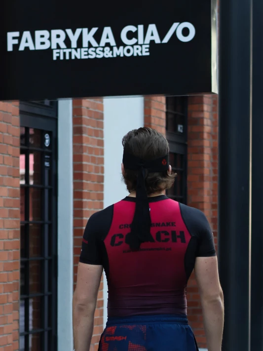 Holistyczny Trener Personalny Karol Domański prowadzi treningi personalne na siłowni Fabryka Ciao przy ulicy Fabrycznej 13 w Krakowie.