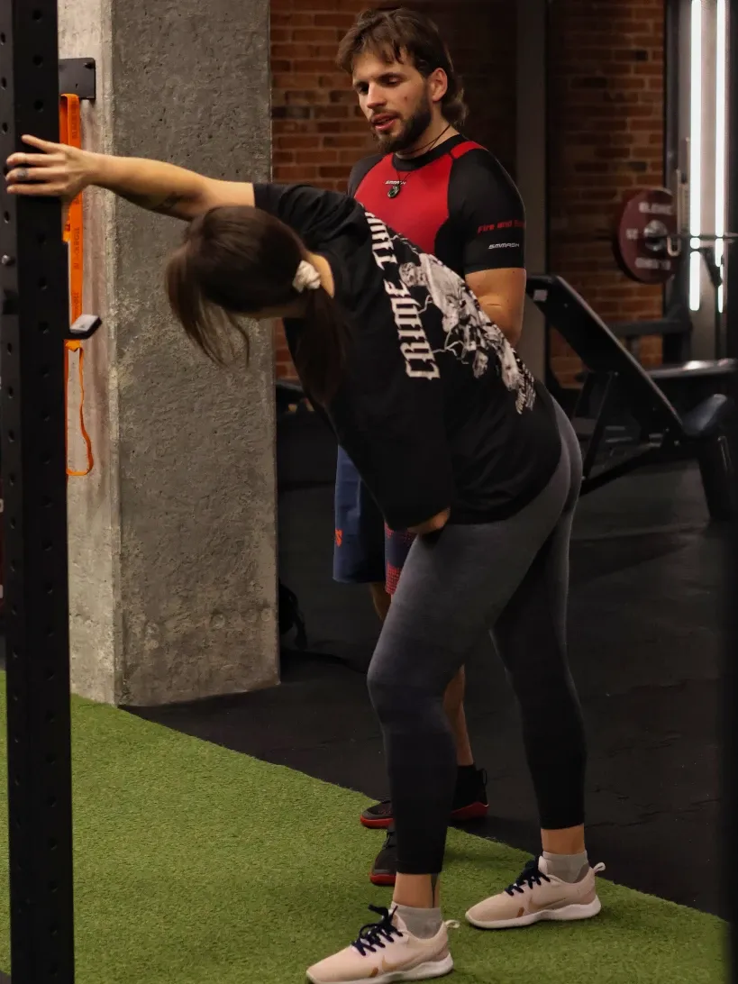 Holistyczny Trener Personalny w Krakowie, Karol Domański, studiuje biomechanikę u Conora Harrisa.